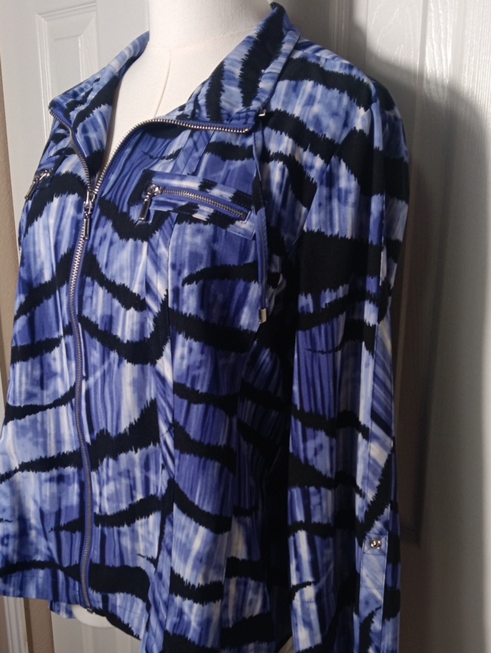 Chico’s Zenergy Purple Abstract Tie Dye Zip Up Jacket EUC - Size 1 / US 8 Med - Picture 3 of 13